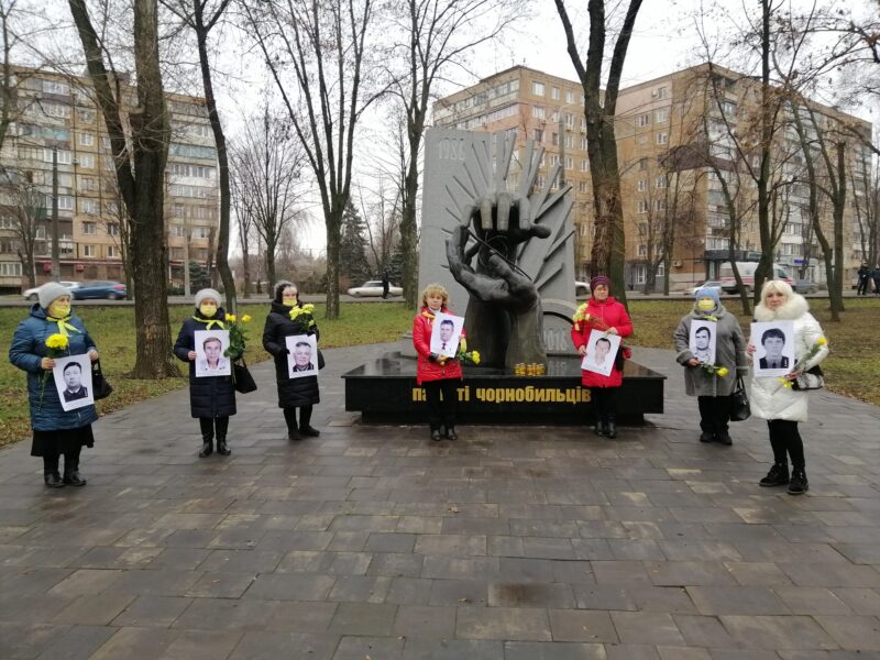 Тендітна жіночка поважного віку, зі сріблом на волоссі та мережею добрих зморшок навколо сірих очей… В них сум… Безмежний…