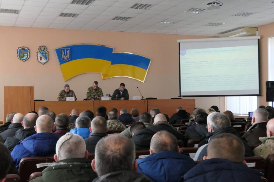 В приміщенні Криворізької РДА сьогодні пройшла службова нарада “Основи національного спротиву. Проблемні питання, шляхи їх вирішення”