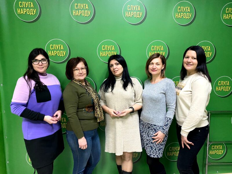 Депутатками Покровської районної в місті ради створено групу “За рівні можливості”, що є частиною великого всеукраїнського Руху “Зе!Жінки”.