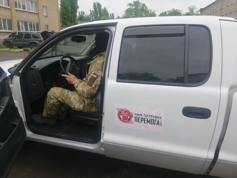Українським захисникам на Криворіжжі передали ще дві автівки для роботи (ВІДЕО)