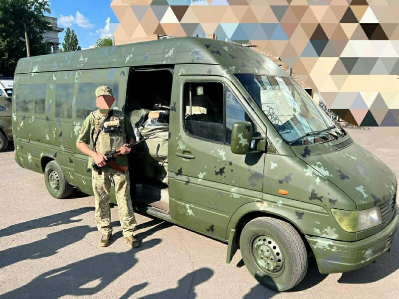 “Слуги Народу” передали ще дві автівки для ЗСУ