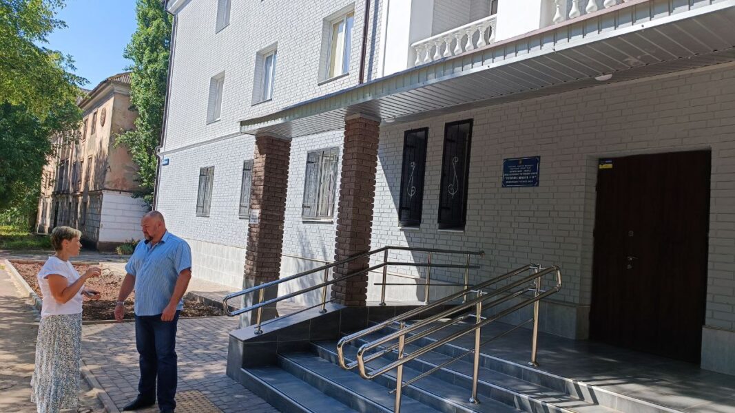 Нове «обличчя» музшколи: за підтримки Володимира Захарченка відреставрували фасад освітнього закладу (ВІДЕО)