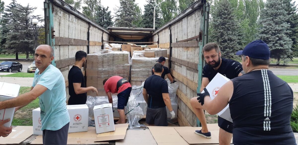 До криворізького гуманітарного штабу «Слуг Народу» прибула допомога із Чернівців (ВІДЕО)