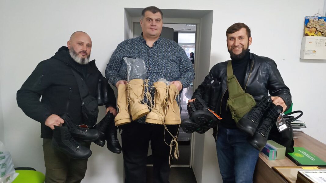 <strong>Спецвзуття «складних» розмірів передали українським військовим</strong>
