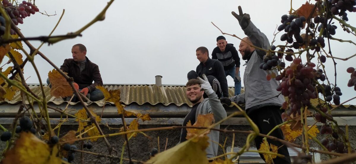 Криворізька «Зе!Молодіжка» власноруч допомогла відновити будинок мешканці Херсонщини (ВІДЕО)