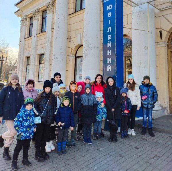 Мандрівка в казку: 60 діток Криворіжжя з особливою долею відвідали святкову виставу у Дніпрі