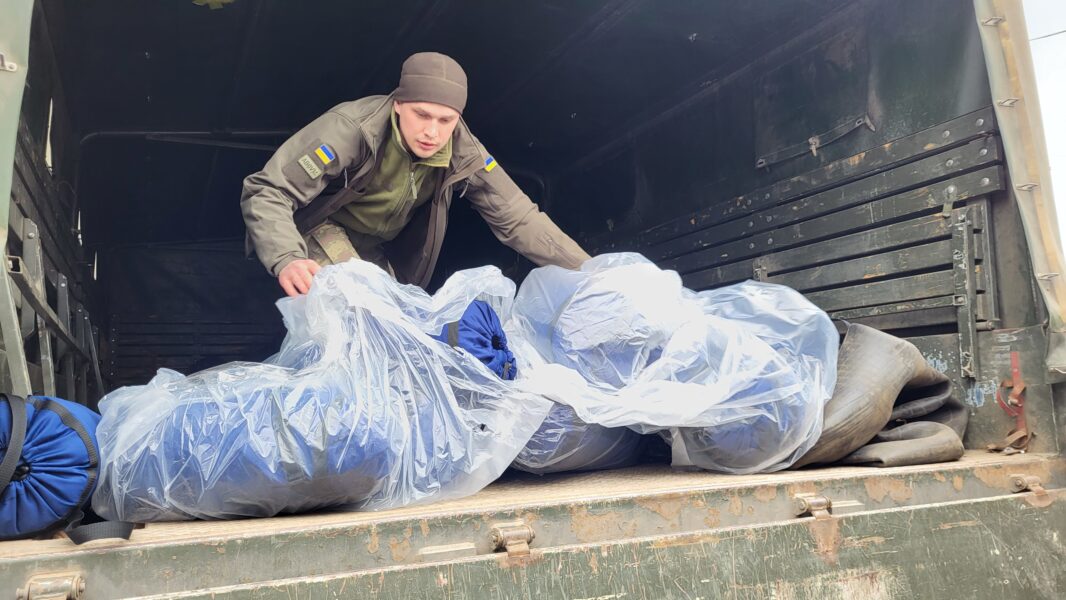 Базова зручність в польових умовах: за сприяння «Слуги Народу» військовим передали партію спальних мішків