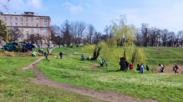 Чепуримо рідне місто разом: партійці «Слуги Народу» долучились до весняних толок