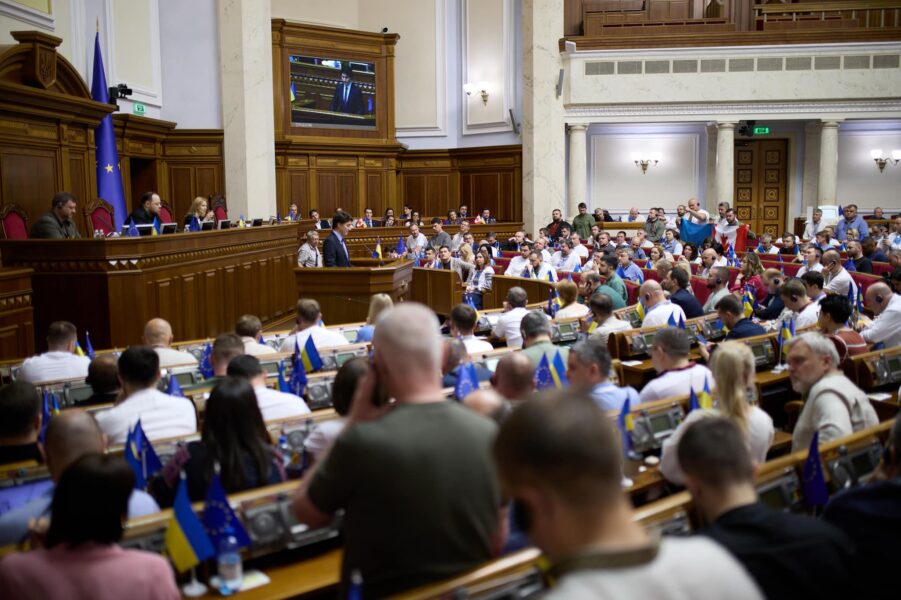 Пленарне засідання Верховної Ради: інформація від криворізьких народних депутатів
