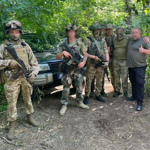 Українські тероборонці отримали автівку від канадських байкерів
