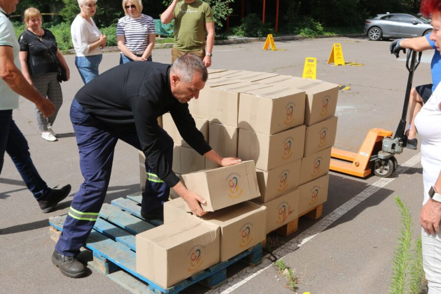 Криворізькі ветерани-волонтери, постраждалі від війни, отримали продуктову допомогу