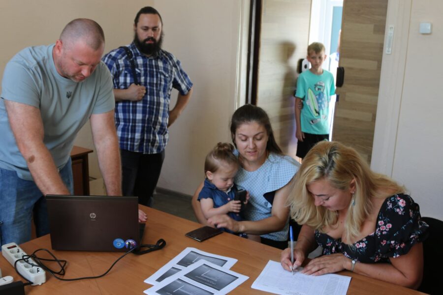 Криворізькі постраждалі від війни багатодітні родини отримали ноутбуки для навчання дітей