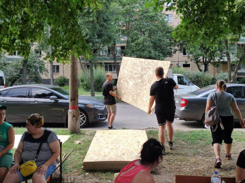Біда єднає: активісти криворізької ЗеМолодіжки допомагали прибирати наслідки ракетної атаки