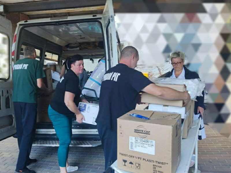 Допомога героїчним землякам: криворіжці відвідали лікувальний заклад на Харківщині