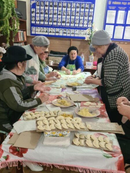 Домашні смаколики для захисників: криворізькі бабусі готують для фронту
