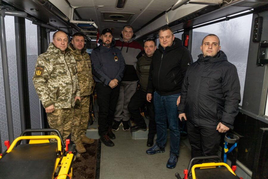 Медична евакуація для захисників: 17 танкова бригада отримала спеціалізований автобус