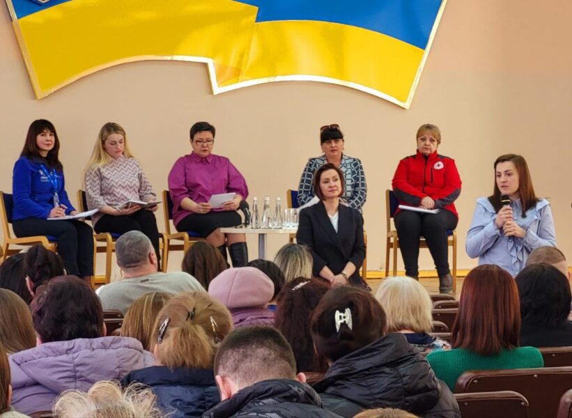 Шляхи до інтеграції в життя громад: на Криворіжжі відбувся круглий стіл з питань ВПО