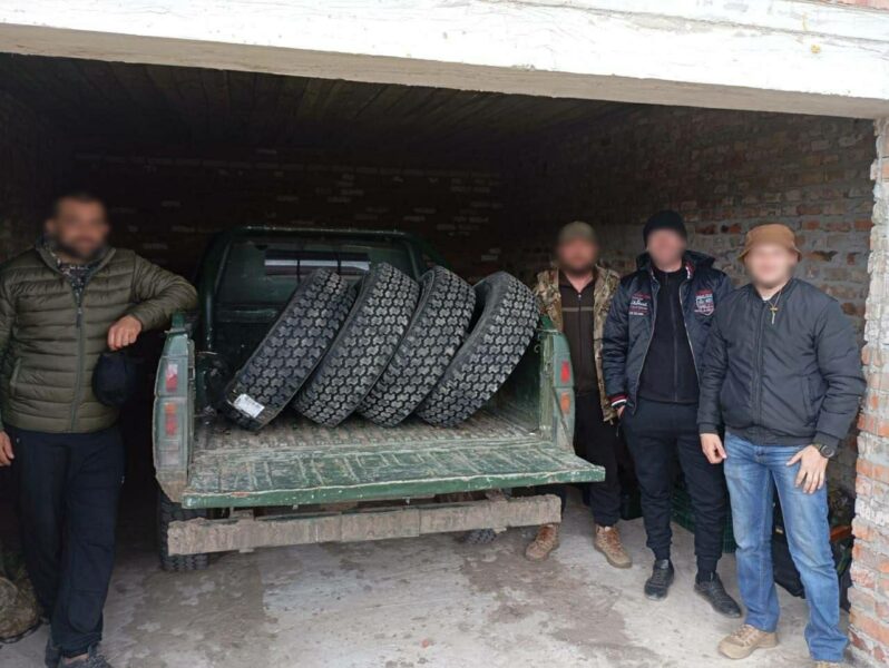 «Взуття» для військового транспорту: захисники з Софіївки отримали комплект шин