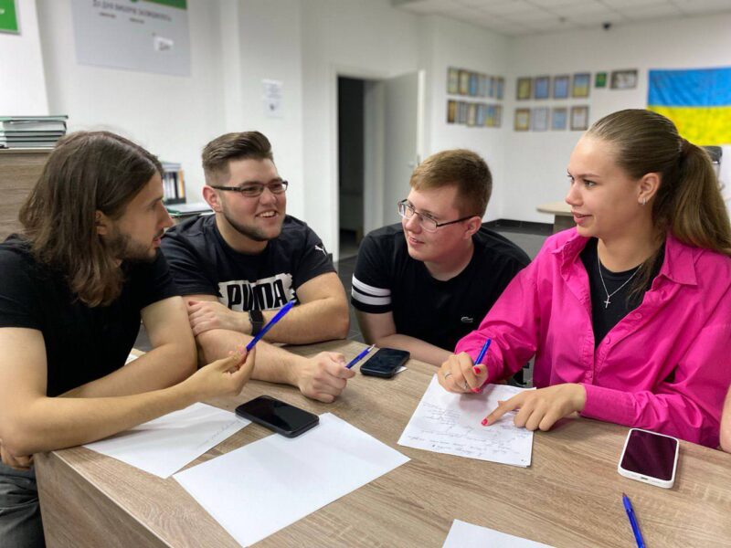 Інструмент пошуку істини та формування чіткої позиції: «ЗеМолодіжка Кривий Ріг» провела дебати з депутатами