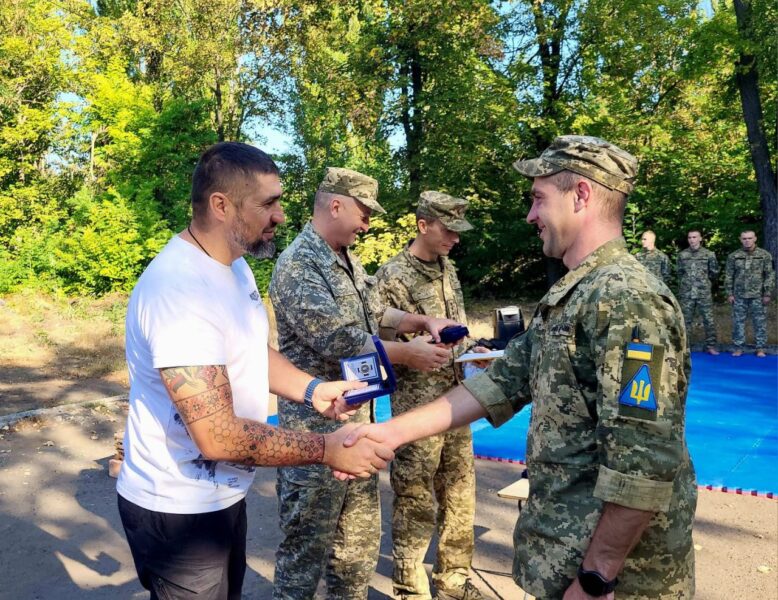 Відзнаки для Героїв-захисників: на Криворіжжі привітали військових