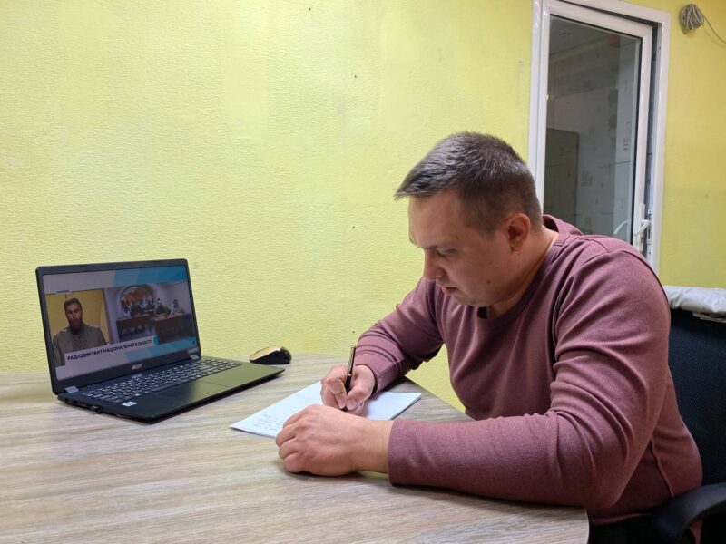 «Нашого голосу більше нікому не вимкнути і не заглушити»: криворізькі депутати долучились до національного радіодиктанту