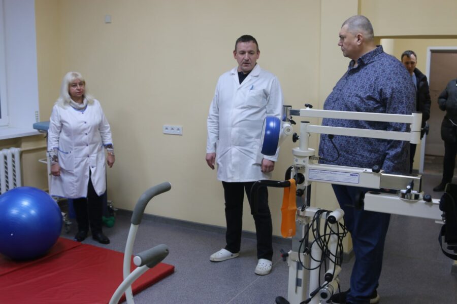 Відновлення військових: Юрій Корявченков ознайомився з роботою відділення реабілітації в одній з лікарень Криворіжжя