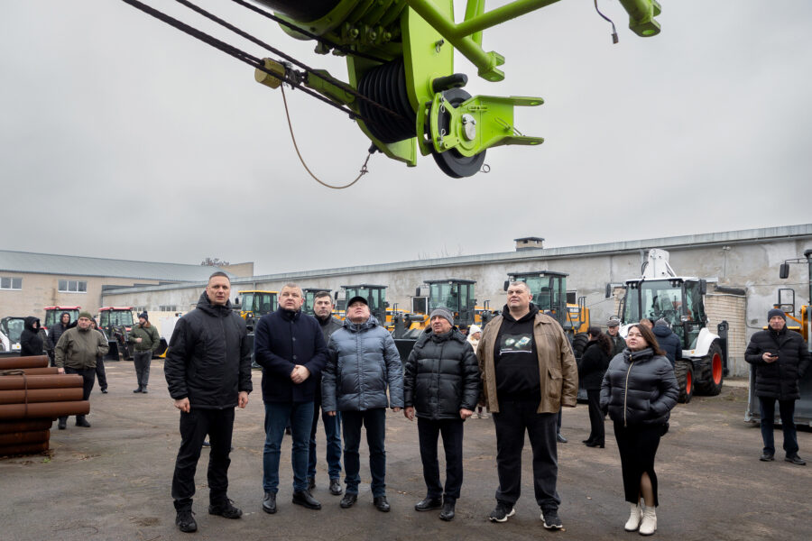 Громади Дніпропетровщини й військові отримали важку спецтехніку