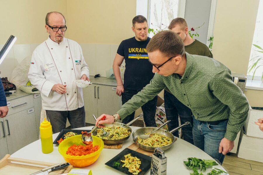 Професія поза військовим фахом: у Криворізькому центрі життєстійкості відбувся майстер-клас з кулінарії
