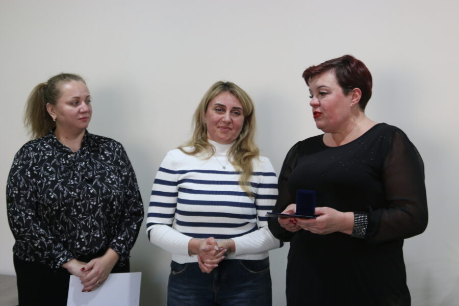 У професійності немає статі: жінки Криворіжжя отримали відзнаки від обласної ради