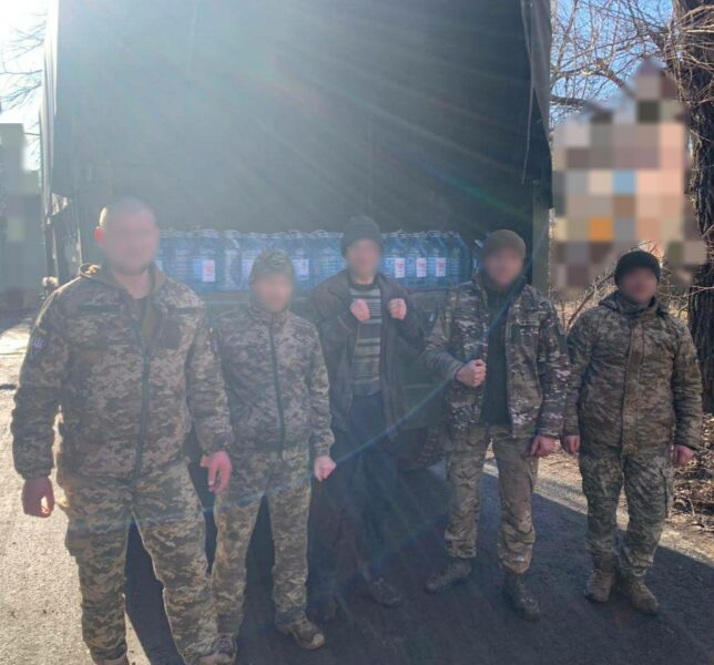 Питна вода для захисників: вантажі з Кривого Рогу понад три роки прямують на різні напрямки фронту