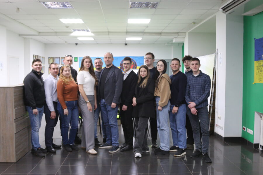 Критичне мислення для політика: криворізька молодь дізнавалась, чому це важливо для ефективної роботи на благо громад