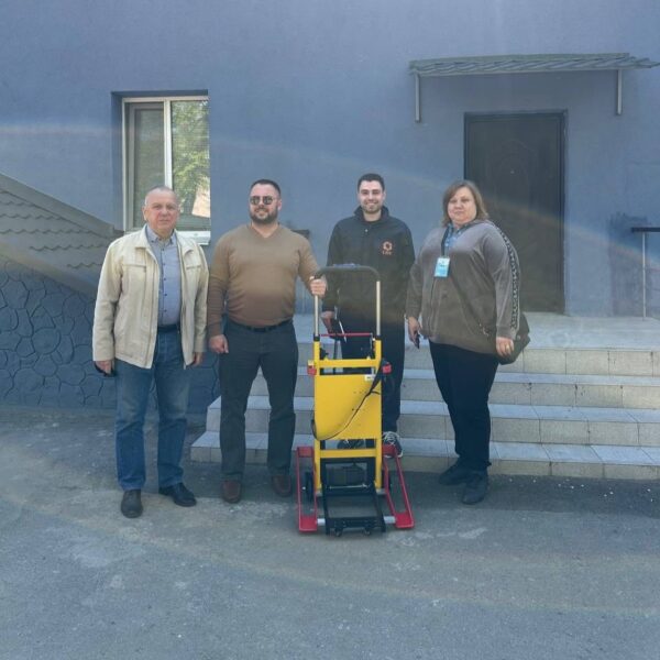 Пристрій, який допомагає долати бар’єри: у Металургійному районі шукають альтернативні інклюзивні рішення