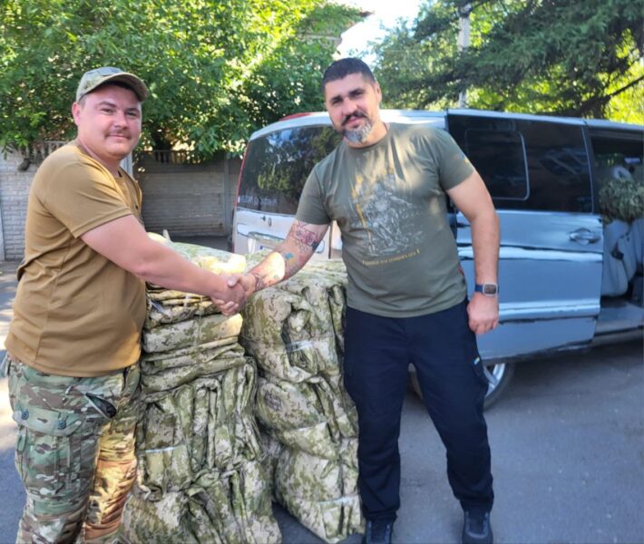 Сховок від ворожих очей: бійці «Скали» отримали партію маскувальних плащів від Криворіжжя