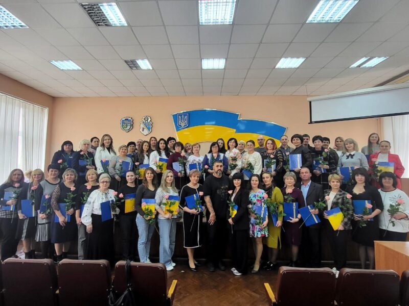 Наставникам нових поколінь: на Криворіжжі привітали освітян