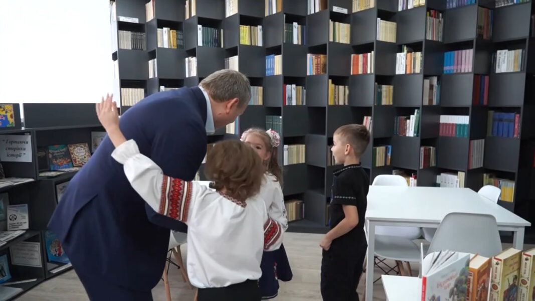 Книжки для особливих дітлахів: в криворізькій спеціальній школі «Сузір’я» оновили бібліотеку