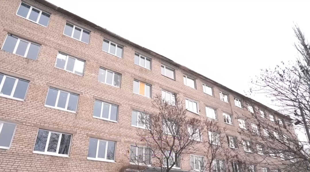 У криворізькому прихистку для ВПО замінили знищені обстрілом вікна