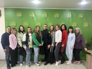 Ворожі атаки, вербування в соцмережах, вибухові предмети: про небезпеки воєнного часу говорили у Покровському районі
