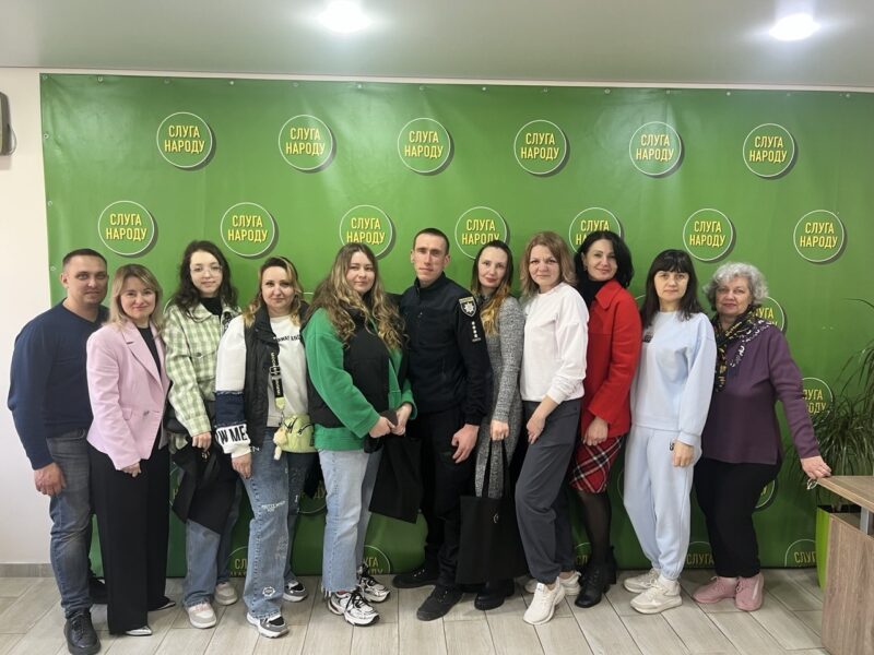 Ворожі атаки, вербування в соцмережах, вибухові предмети: про небезпеки воєнного часу говорили у Покровському районі