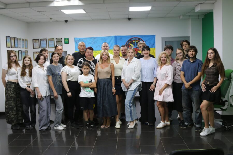 Від локальних ініціатив до міжнародної підтримки: ЗеМолодіжка Кривого Рогу організувала діалог про роль волонтерства